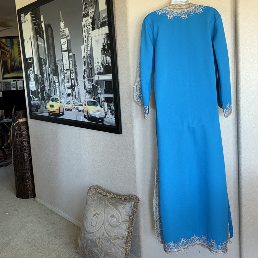 Elegant turquoise Kaftan/robe, elaborate & gold white embroidery Trophy Vintage! - Picture 4 of 17